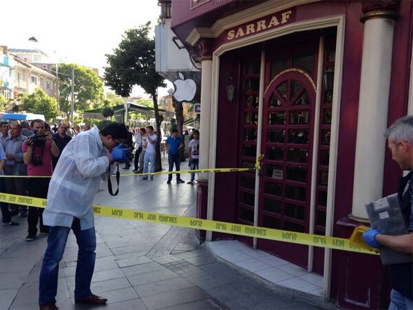Dükkan Sahibini Bacağından Vurdu