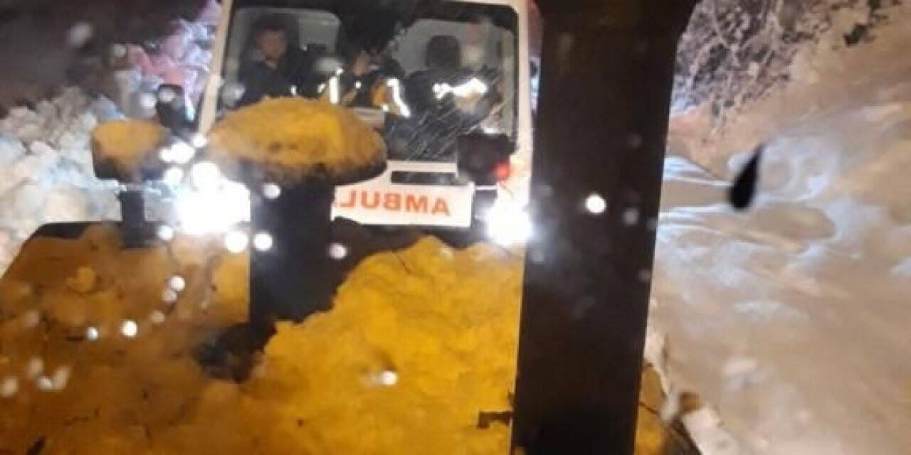 Rize’de karlı yolda kalan ambulansın imdadına Özel İdare ekipleri yetişti