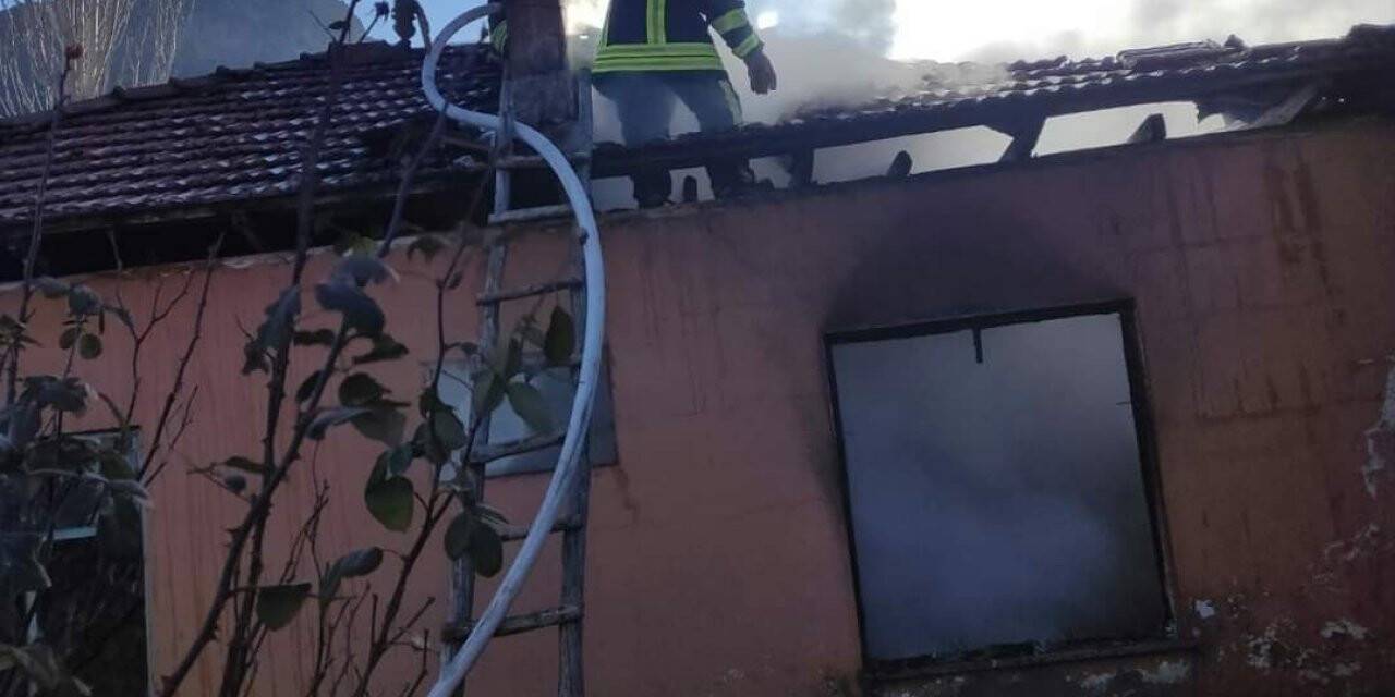 Alevlerin sardığı ev küle döndü