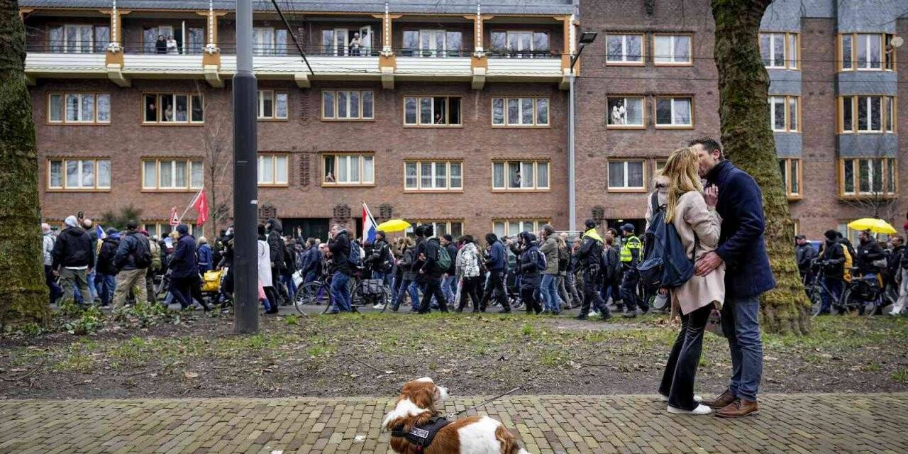 Hollanda’da Covid-19 kısıtlamaları protesto edildi