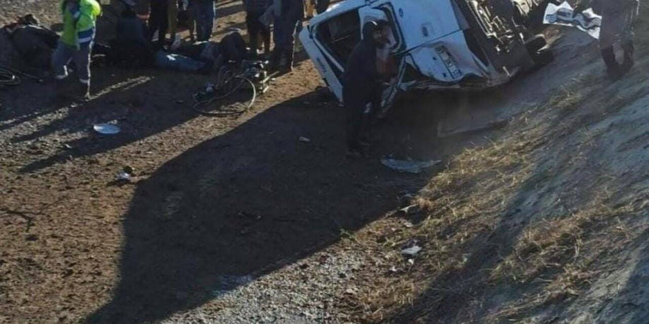 Adana’da tarım işçilerini taşıyan minibüs devrildi: 1 ölü, 10 yaralı