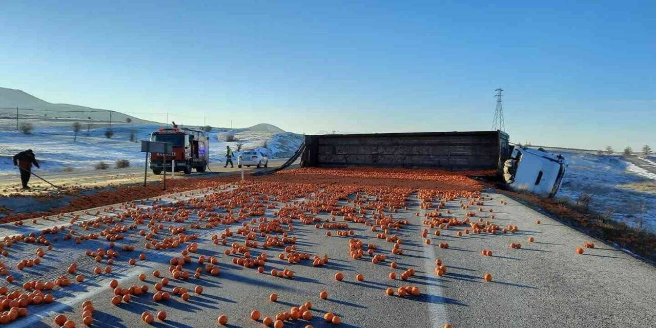 Devrilen tırdaki tonlarca portakal yola saçıldı
