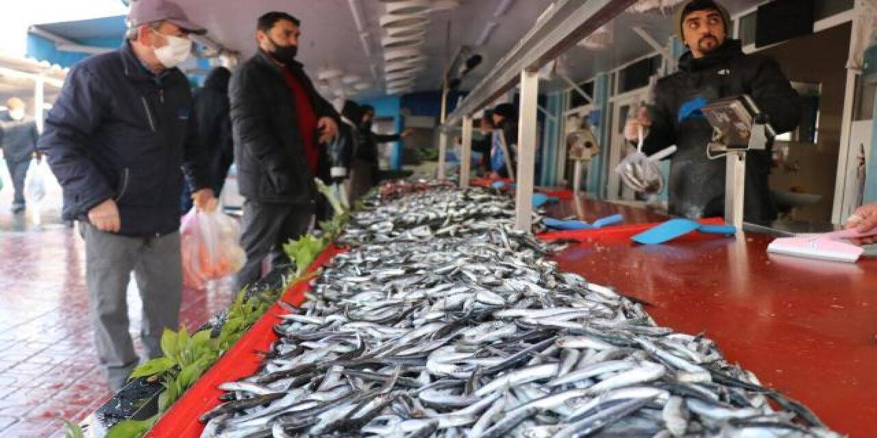 Şiddetli fırtına hamsi fiyatlarını yükseltti