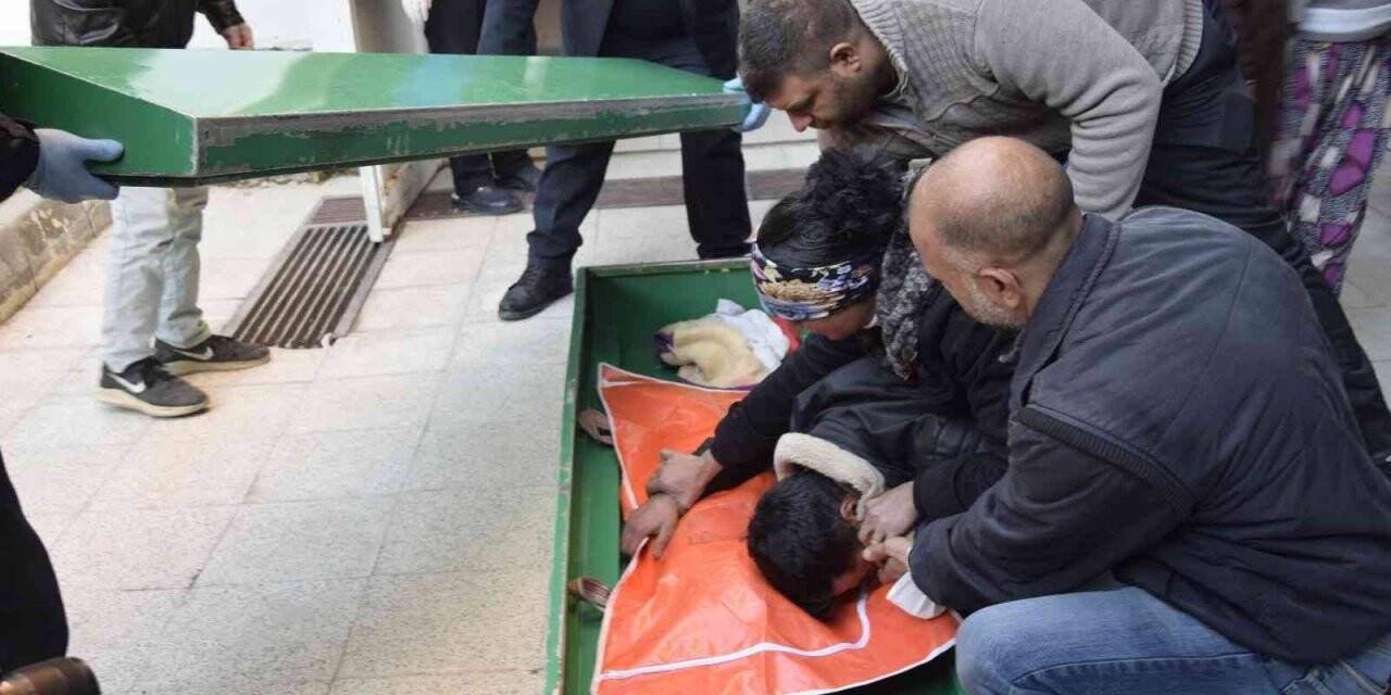 Ölümü sonrası annesi ve dayısı tutuklanan minik Ayşenur’un babası, kızının cenazesini feryat ederek aldı