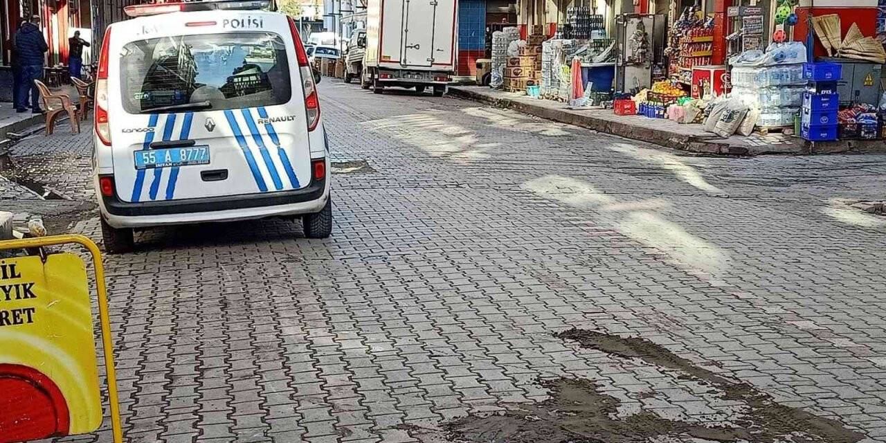 Geri geri gelen aracın altında kaldı