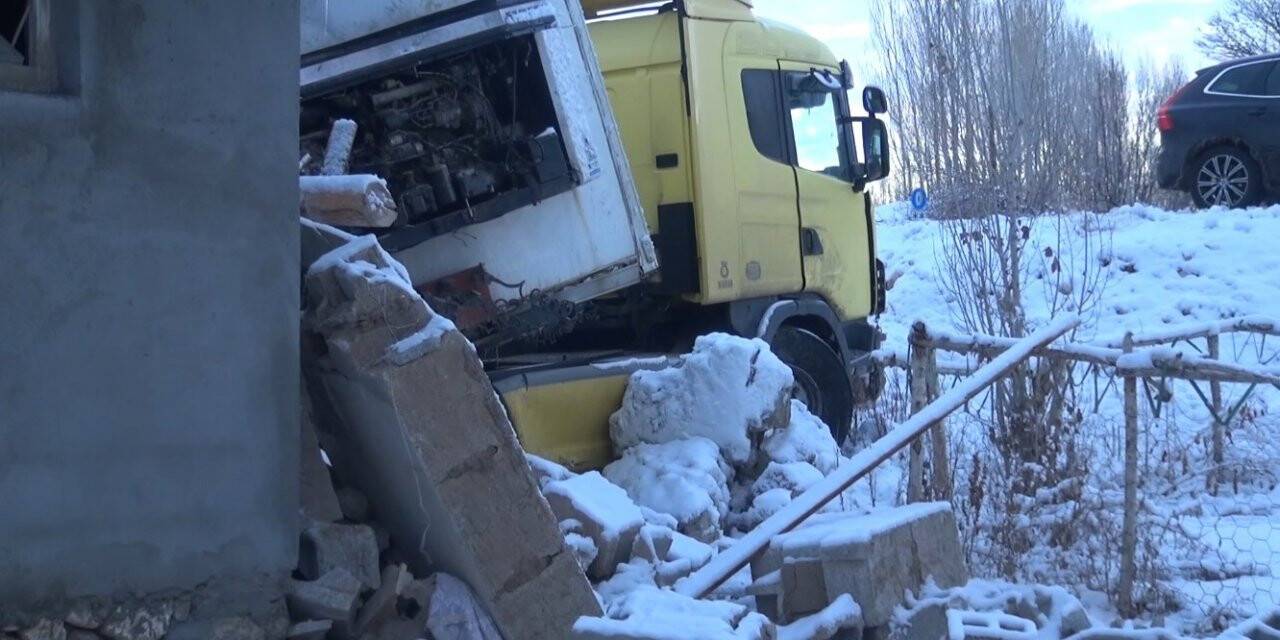 Erciş’te buzda kayan tır eve girdi