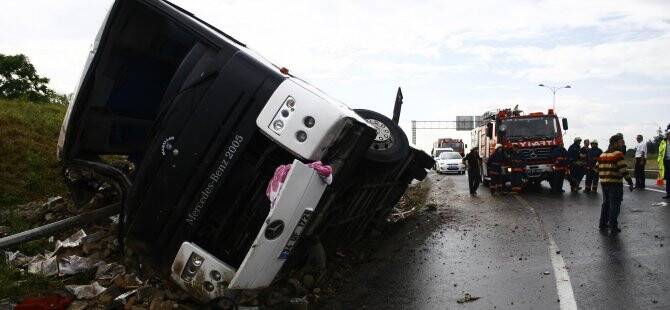 Kemerburgaz'da otobüs devrildi: 22 yaralı VİDEO