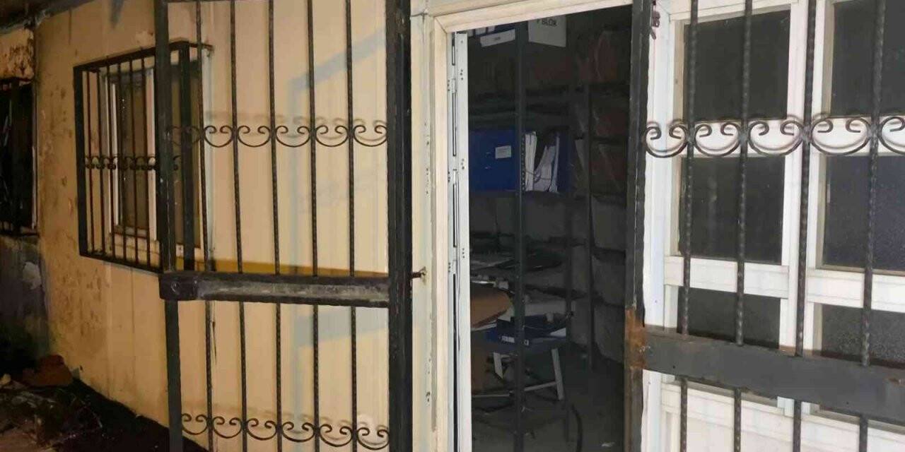 Pendik’te park halindeki polis aracı alev alev yandı