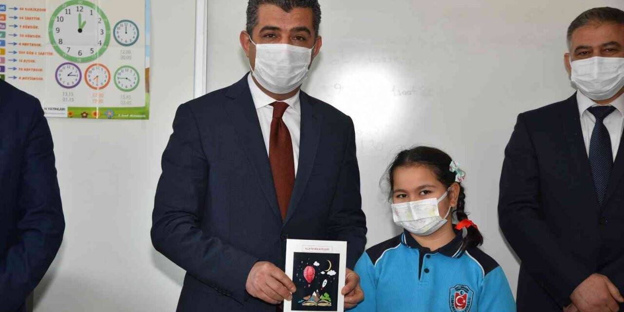 Küçük yaşta kendi hikayelerini yazarak kitaplaştırdılar