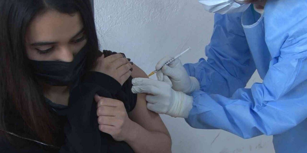 Liseliler ‘Haydi gençler aşıya’ kampanyasına yoğun ilgi gösterdi