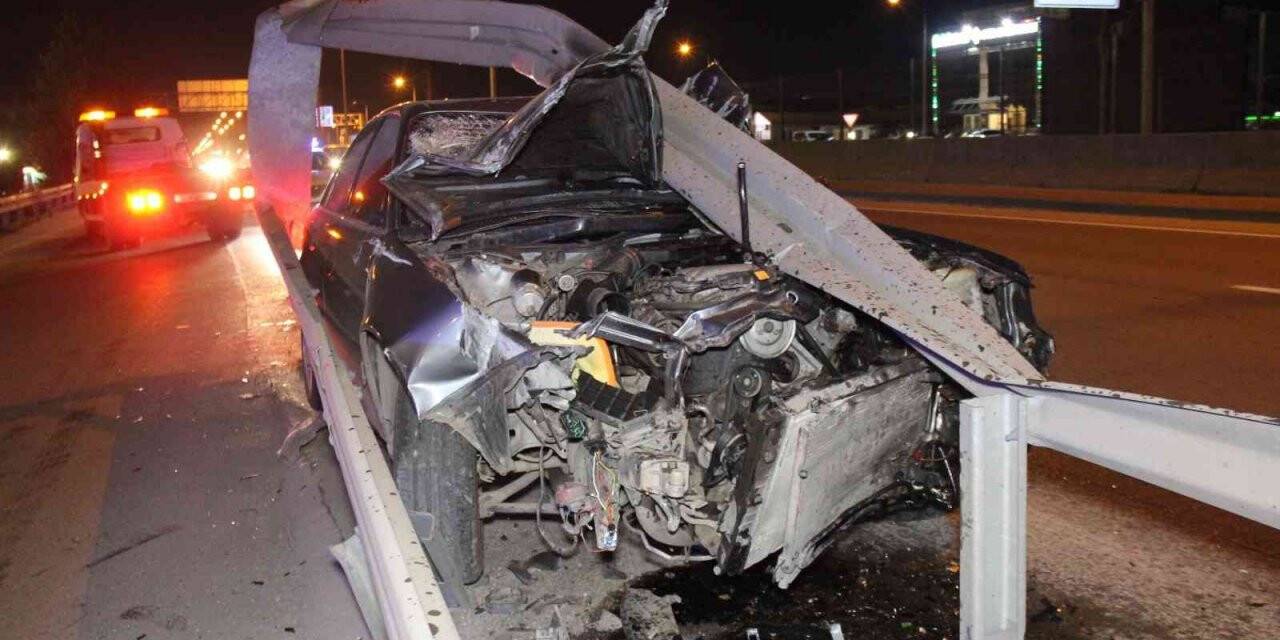 Kaza yaptı, kullanılamaz hale gelen otomobilden burnu bile kanamadan kurtuldu