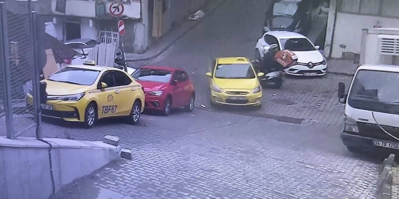Kağıthane’de süratli seyreden motokurye taksinin tamponuna çarparak yere savruldu