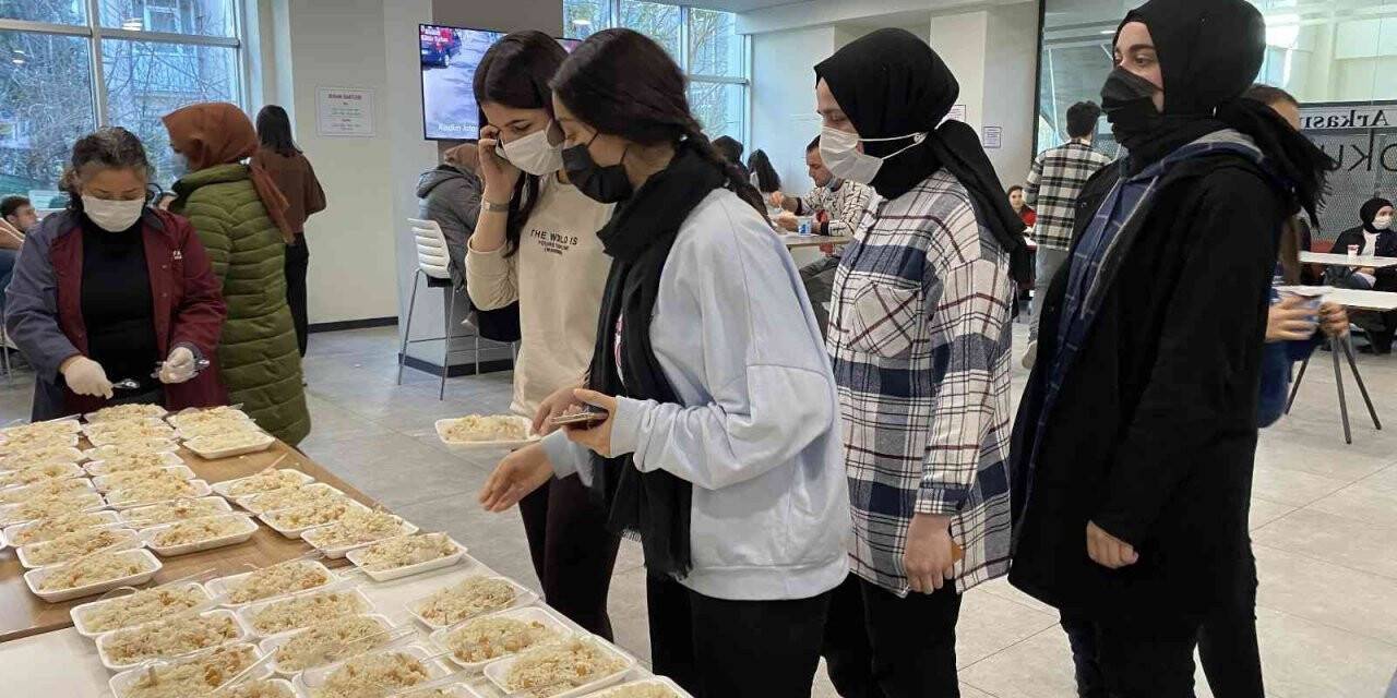 Fatih Belediyesi’nden öğrencilere tavuklu pilav sürprizi