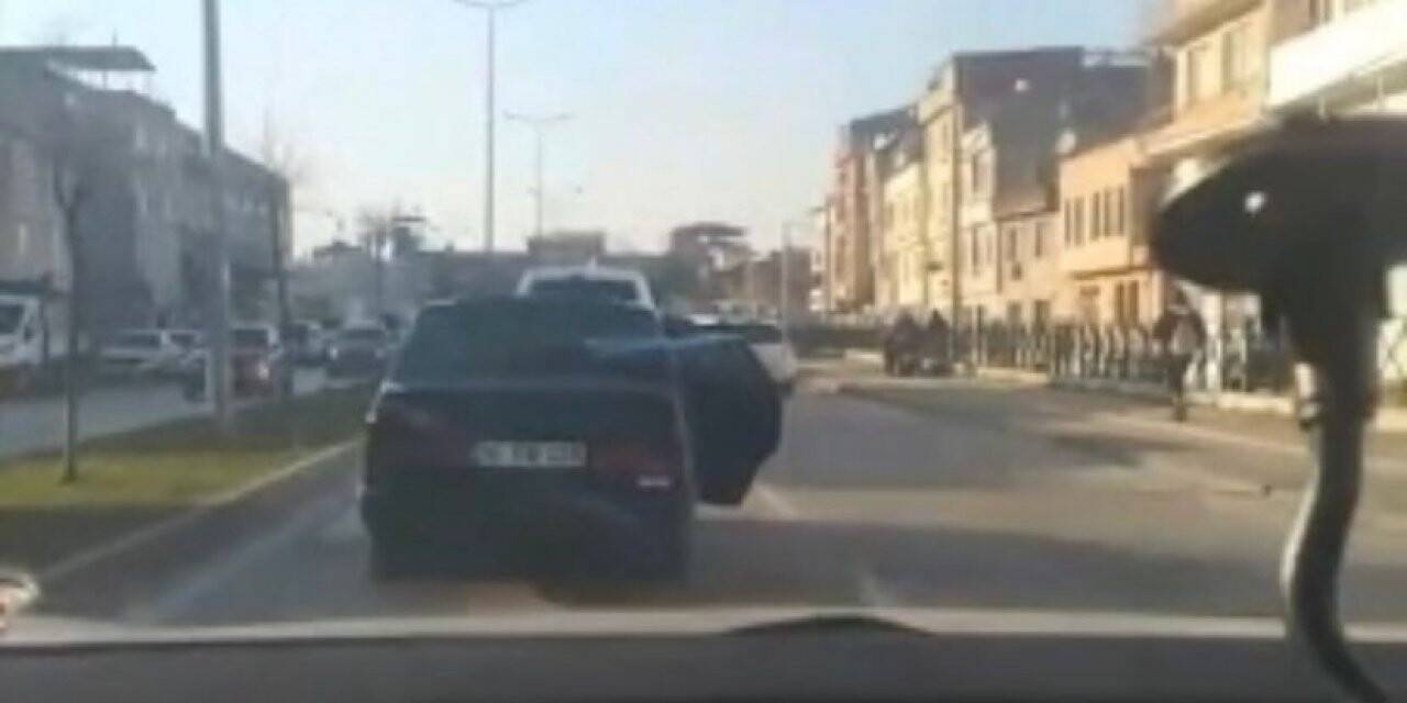 Bursa’da trafikte bantlı şekilde kapısı açık otomobili görenler gözlerine inanamadı