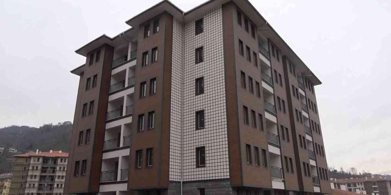 Rize’de deniz suyundan kaynaklı korozyon nedeniyle yıkılan binaların yerine hak sahiplerine yeni binalar yapılıyor