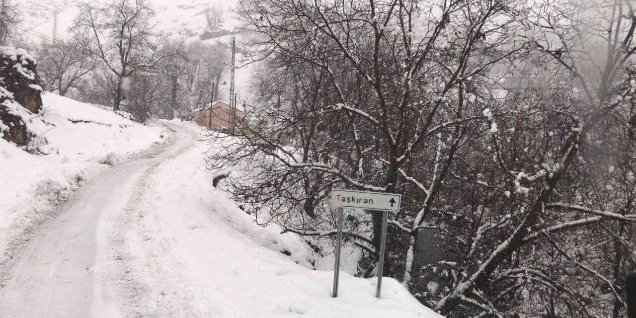 Şırnak’ta karla mücadele devam ederken, kapanan köy yolları bir bir açılıyor