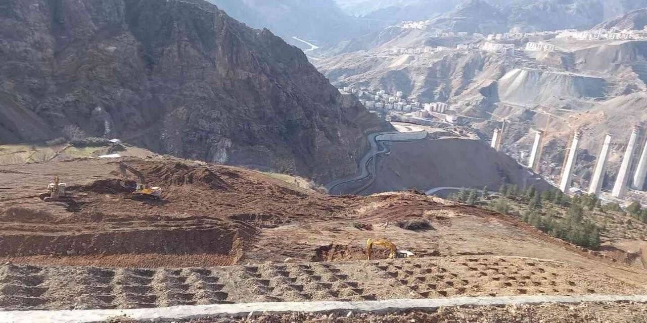 Baraj nedeniyle sular altında kalacak ilçede vatandaşlara mezarlarını taşımaları için anonslarla çağrıda bulunuluyor