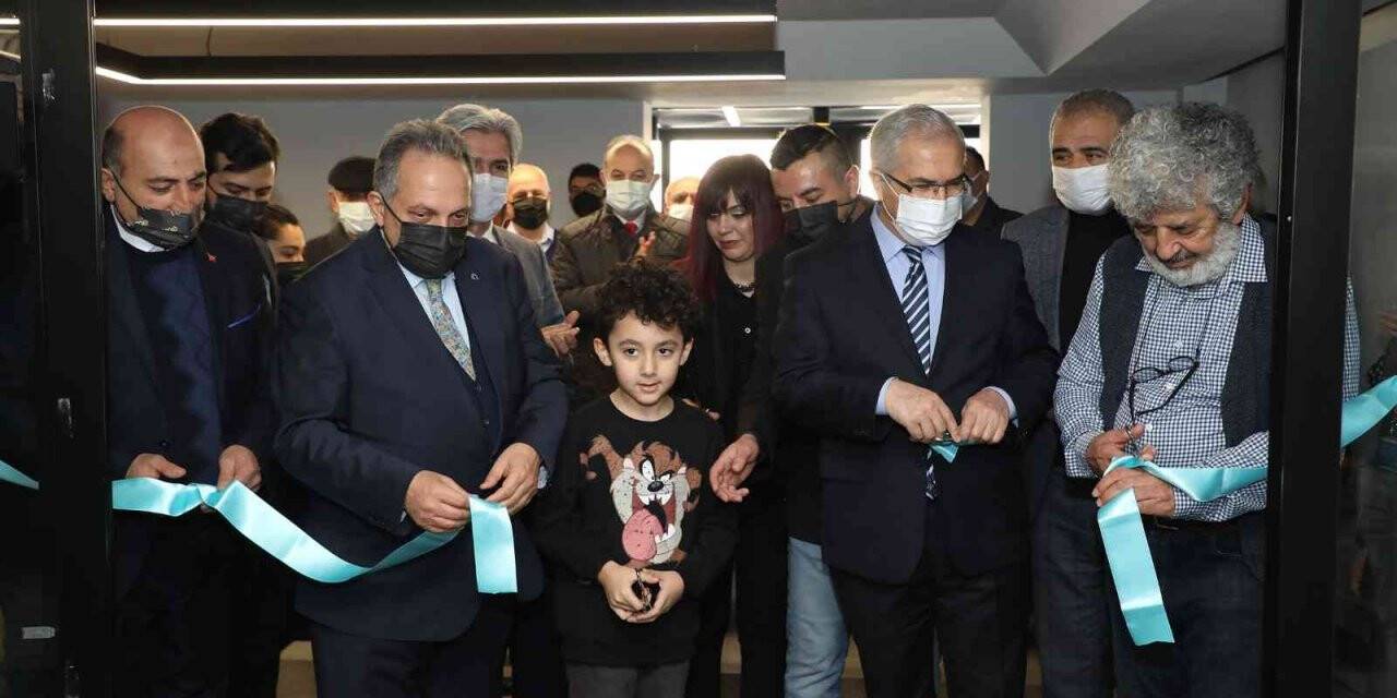 Talas’ta ‘Kuşaklararası’ Resim Sergisi açıldı