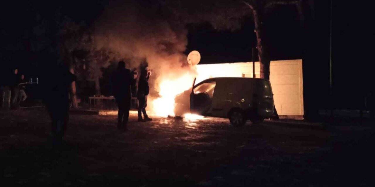 Park halindeki araç yandı