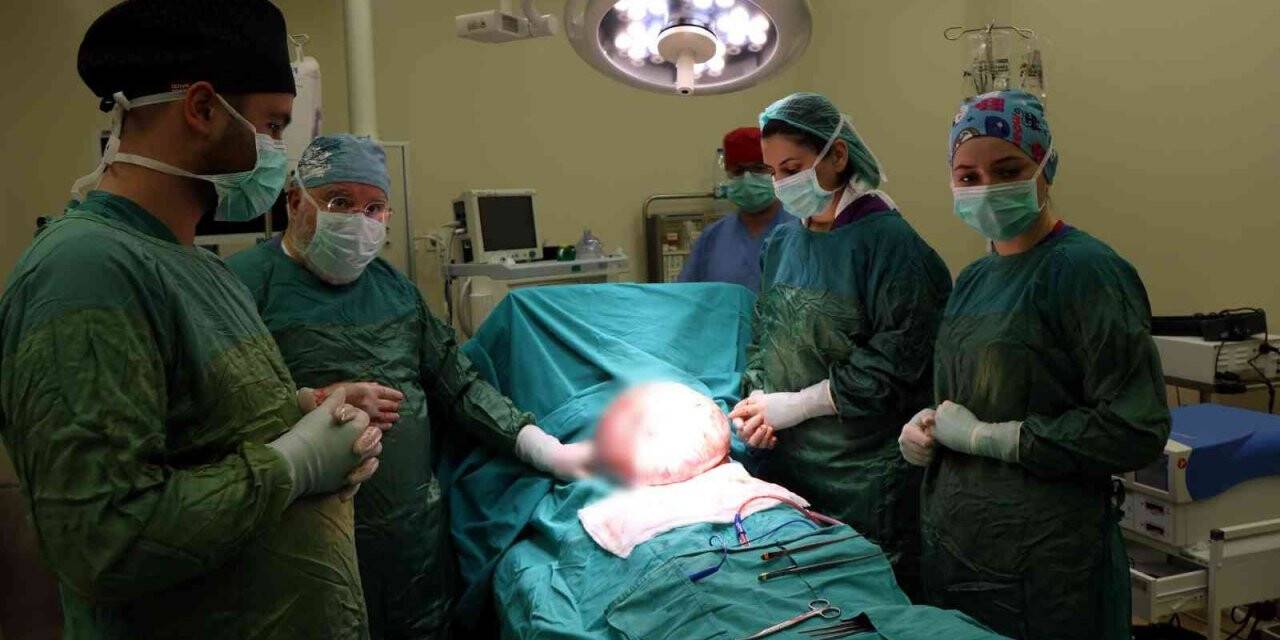 Genç kadının karnından 11 kiloya yakın kitle çıktı