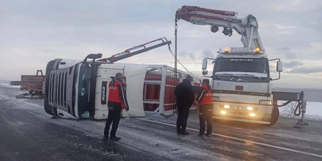 Van’da CNG yüklü tır devrildi