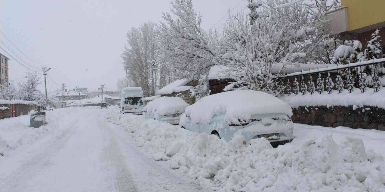Kar kalınlığı 50 santimi geçti, ilçede hayat durdu