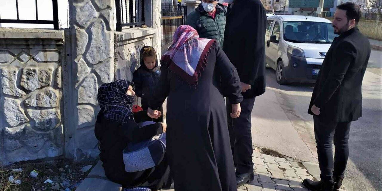 Elazığ’da ilginç olay: Zabıta dilenciyi yakaladı, vatandaş hala para vermeye çalıştı