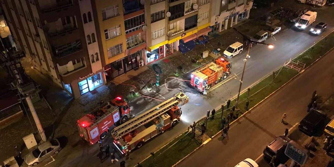 Rize’de gece saatlerinde çıkan yangın paniğe neden oldu