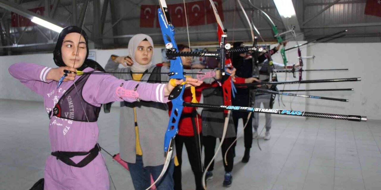 Amasya’nın şampiyonluk hedefleyen okçu kızları