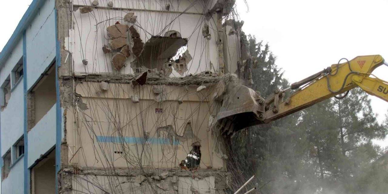 Çürük raporu bulunan hükümet konağının yıkımı tamamlandı