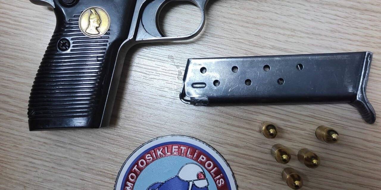 Motosikletli polis timleri ruhsatsız tabanca ele geçirdi