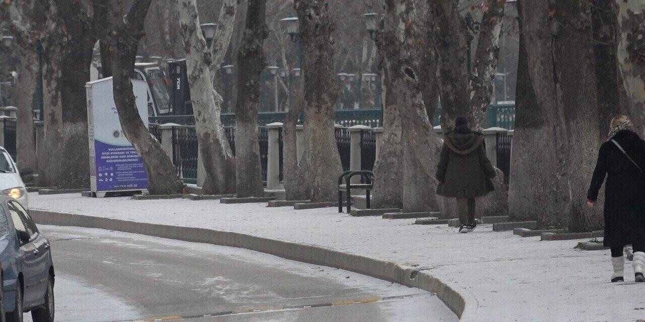 Çankırı’ya yılın ilk karı düştü, kent merkezi beyaza büründü