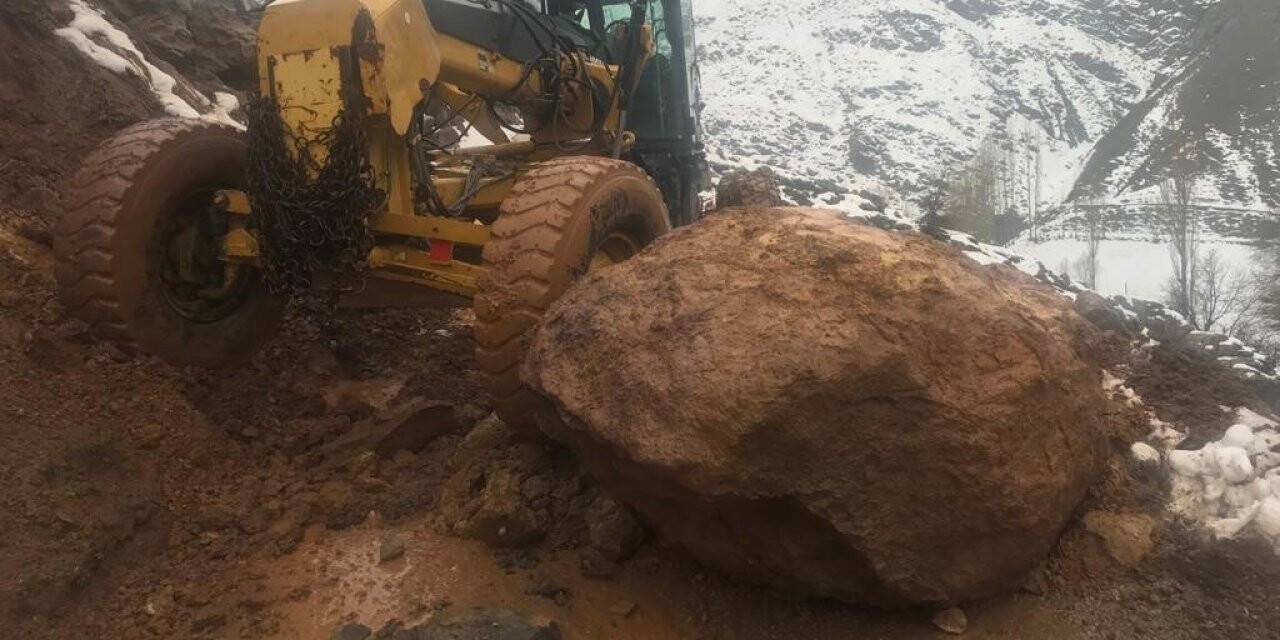 Batman’da heyelan nedeniyle ulaşıma kapanan köy yolları yeniden açıldı