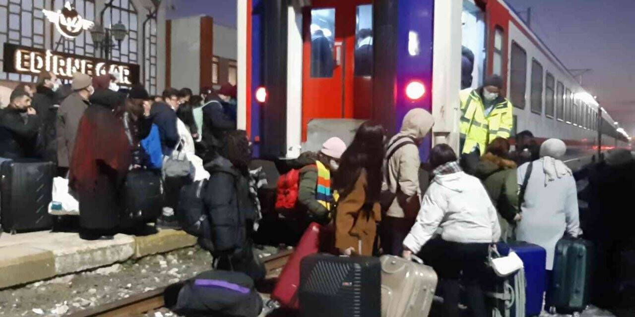 Üniversite öğrencileri trene binebilmek için zamanla yarıştı