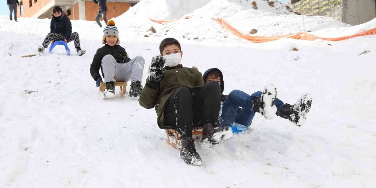 Kastamonu’da yoğun kar yağışı kent merkezini beyaza bürüdü