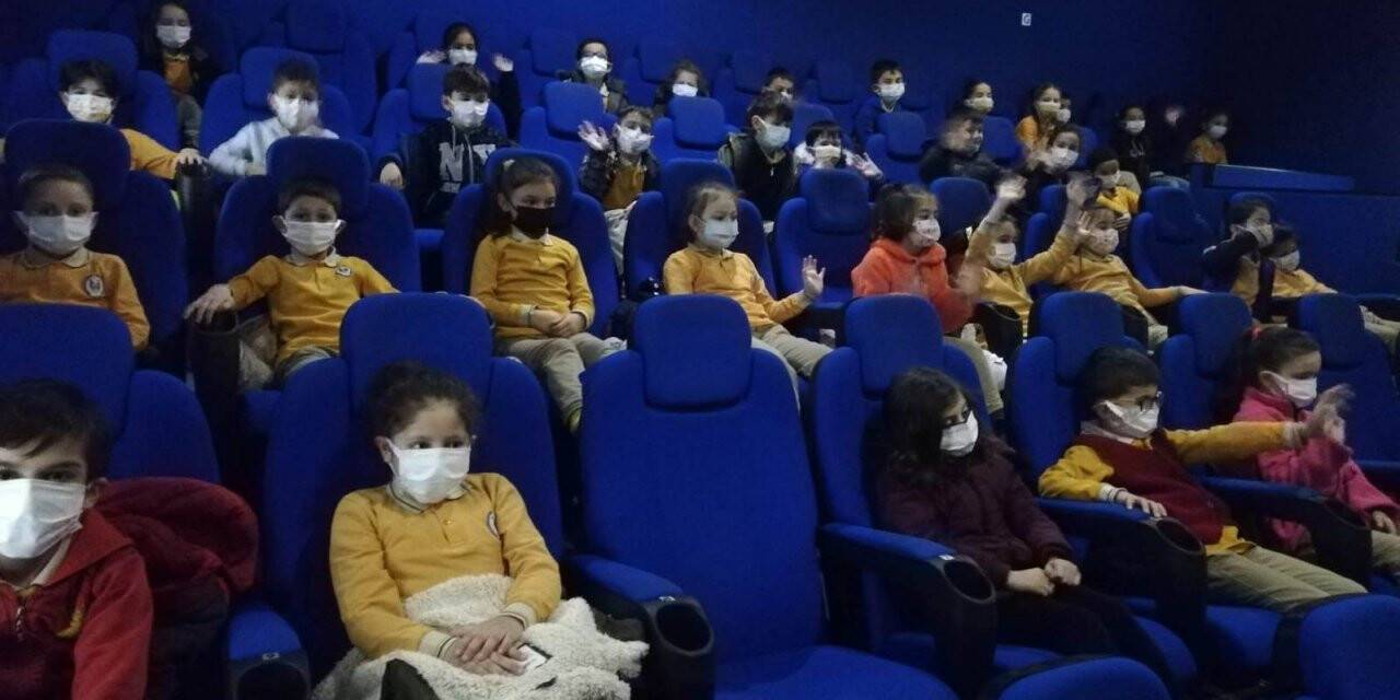 Minik öğrenciler ‘Aslan Hürkuş Kayıp Elmas’ filmini izledi