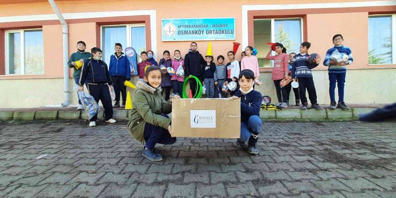 Üniversiteli öğrencilerinden, ortaokul öğrencilerine duygulandıran bağış