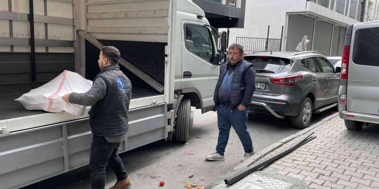 Kağıt toplayıcı rögar kapağını çaldı, esnaf aracıyla çukura düştü