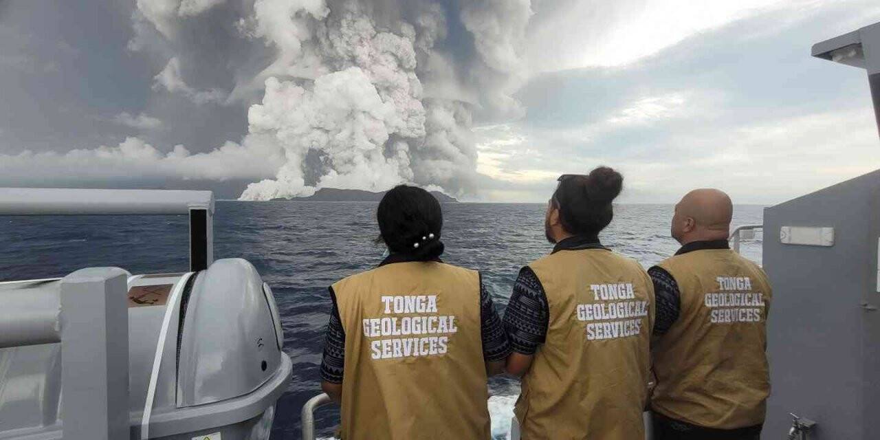 Tonga’da yanardağ patlamasının ardından Yeni Zelanda ve Fiji’de tsunami uyarısı