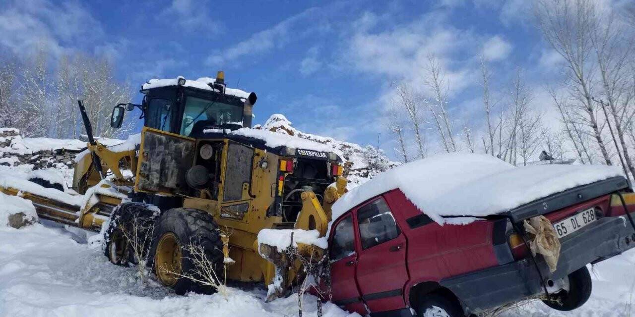Greyder ve arkasındaki araç şarampole kaydı