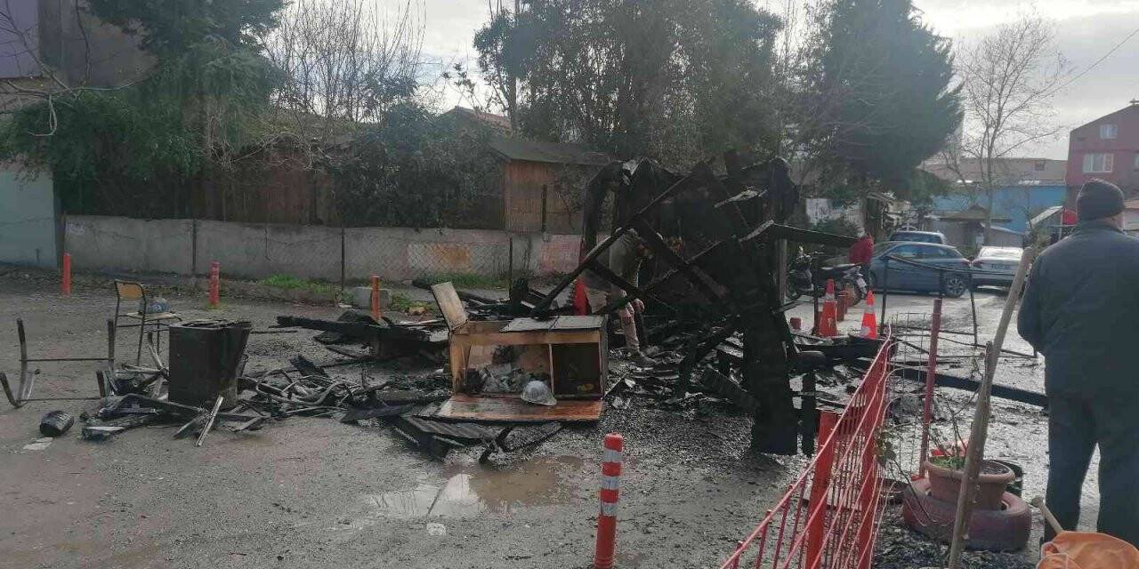Otopark içinde yanan konteyner küle döndü