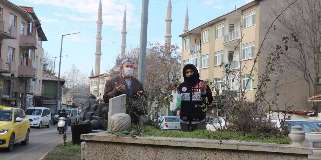 Edirne’de şaşırtan görüntü, cadde ortasındaki mezarlar dikkat çekiyor