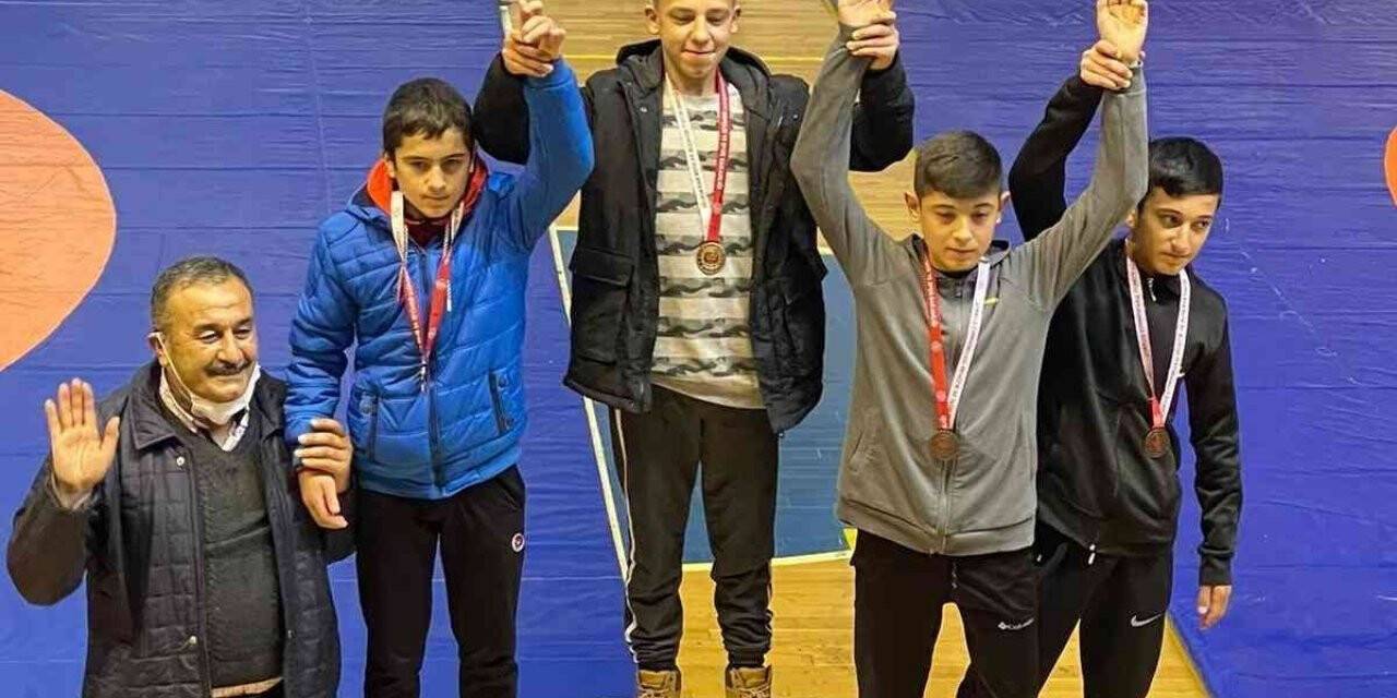 Korkutelili güreşcilerin başarısı