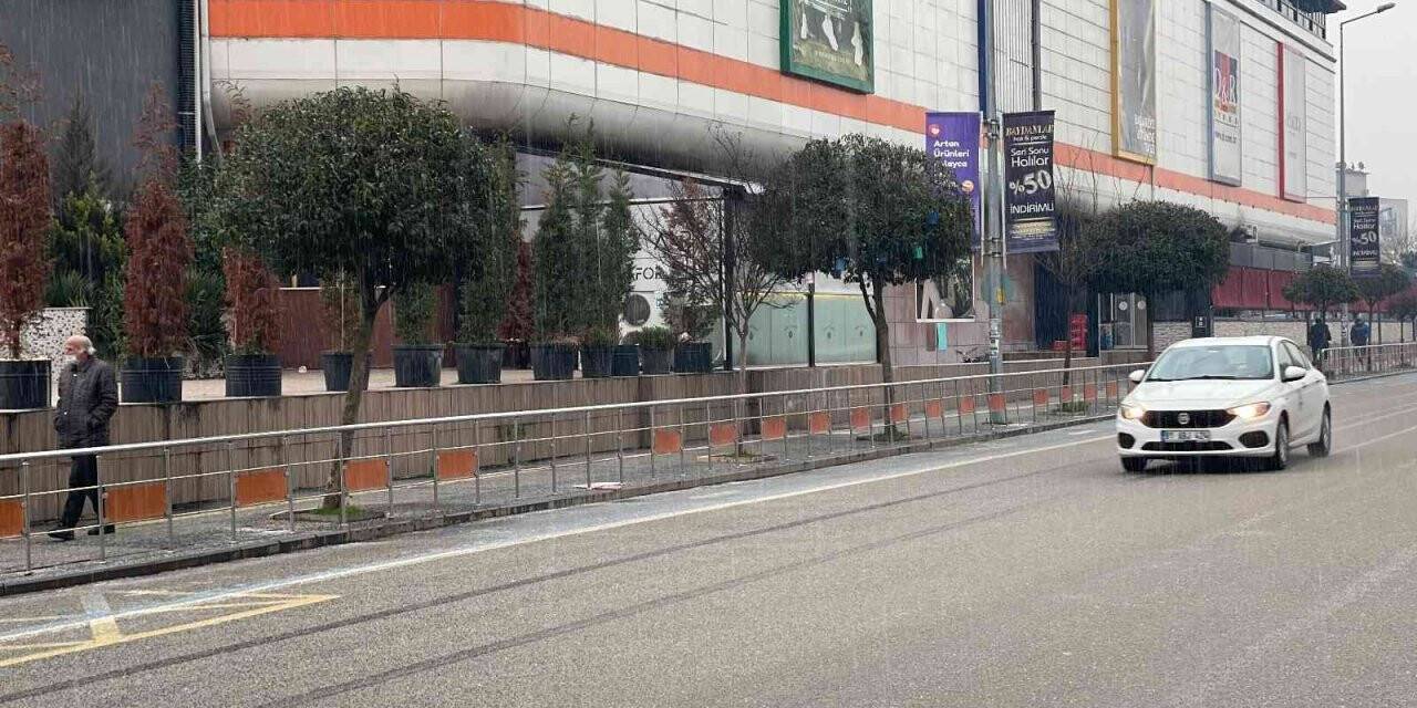 Düzce’de kar yağışı aralıklarla etkili oluyor