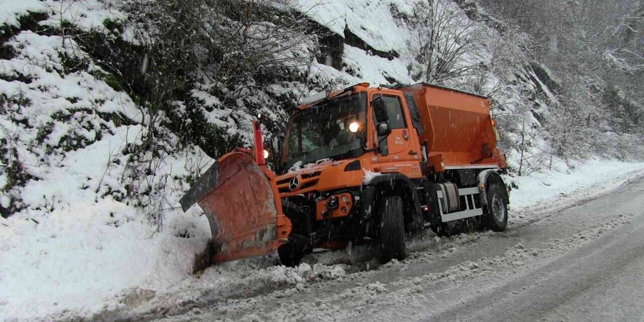 Artvin’de kar yağışı nedeniyle Hopa-Borçka karayolu trafiğe kapandı