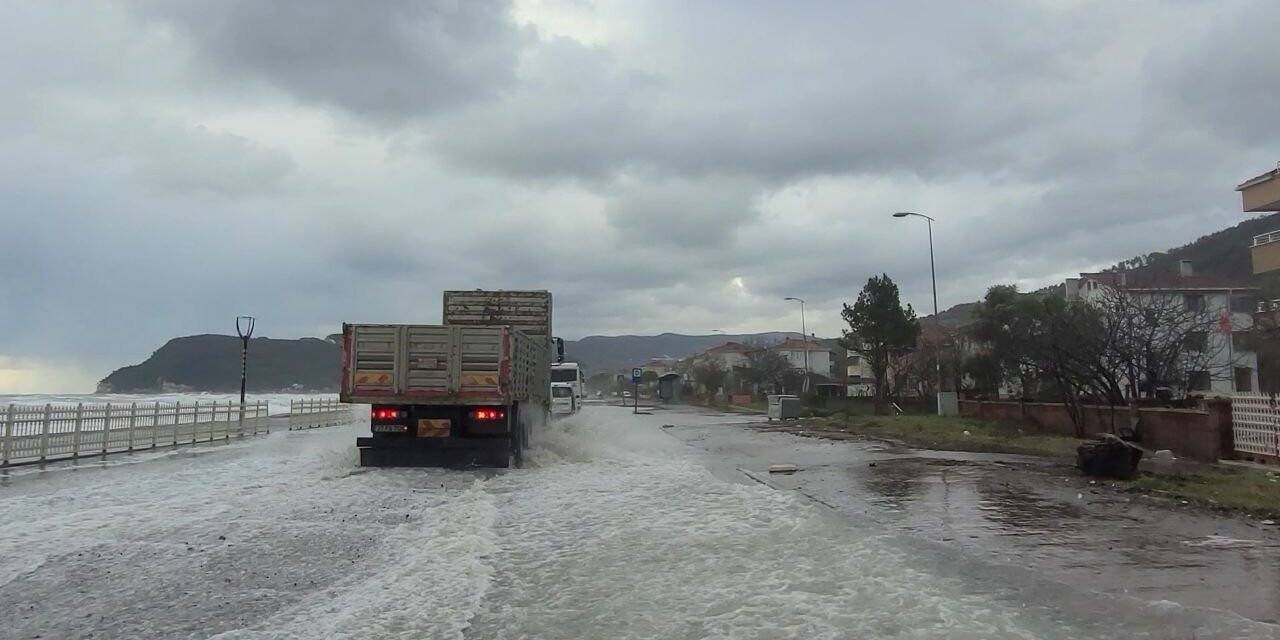 Dalgaların vurduğu sahil yolu su altında kaldı