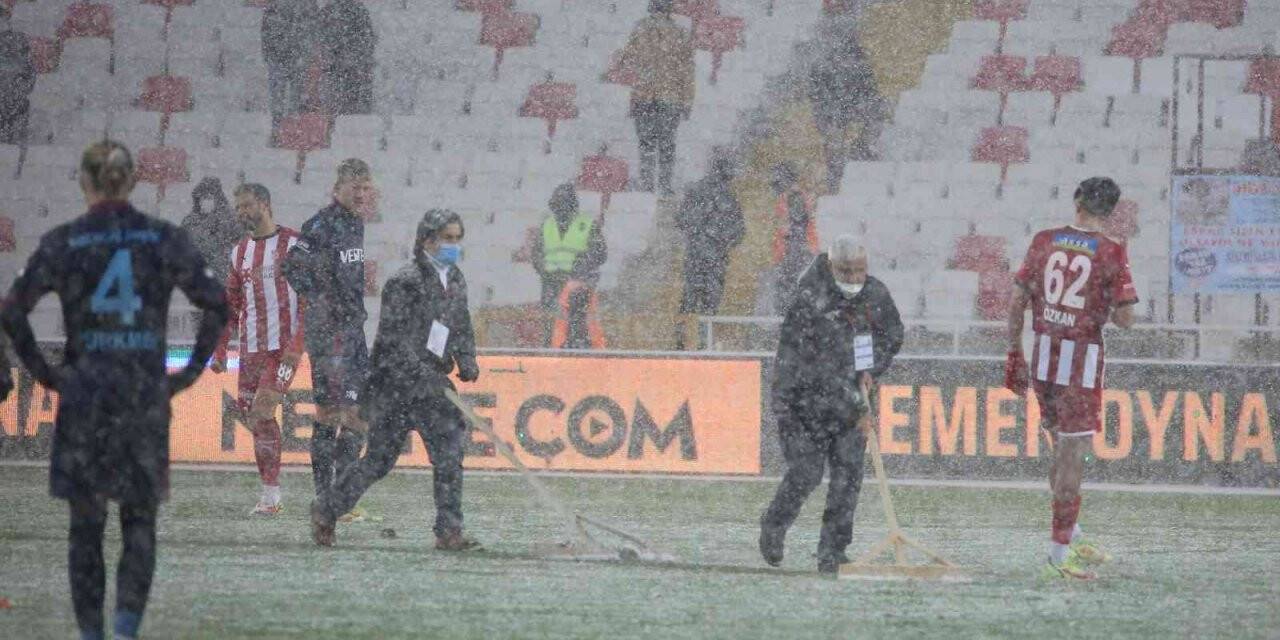 Sivasspor-Trabzonspor maçında yoğun kar yağışı!