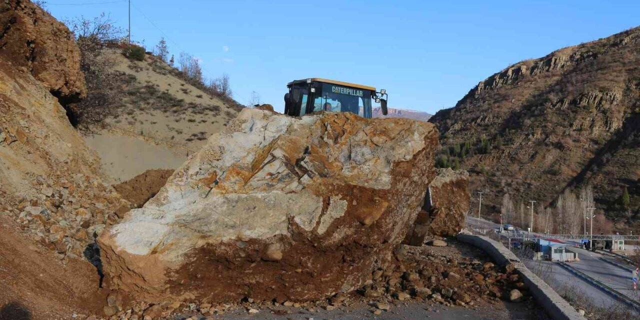 Tunceli’de dağlardan düşen kayalar yolu trafiğe kapattı