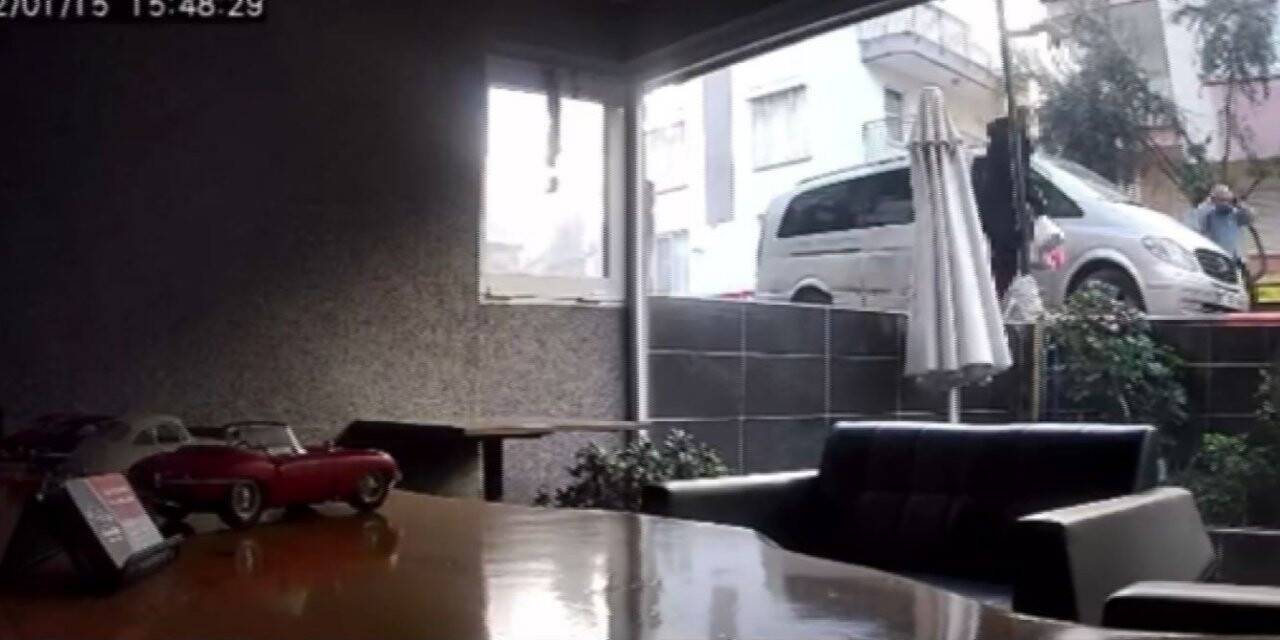 Mahallelinin çığlıkları arasında 4. kattan atlayan genç ağır yaralandı