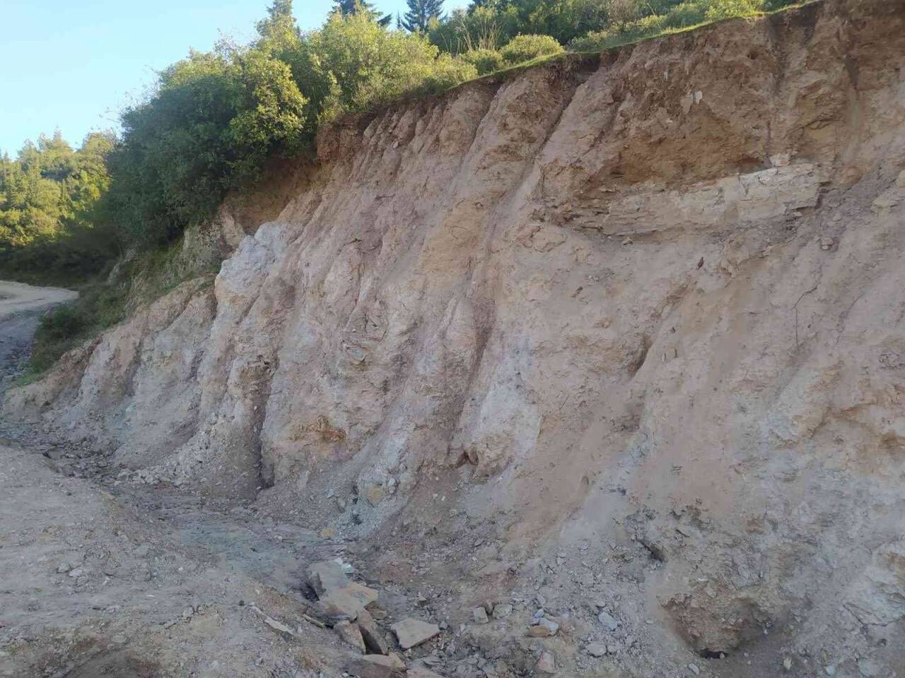 Toprak kayması Roma dönemi mezarını ortaya çıkardı